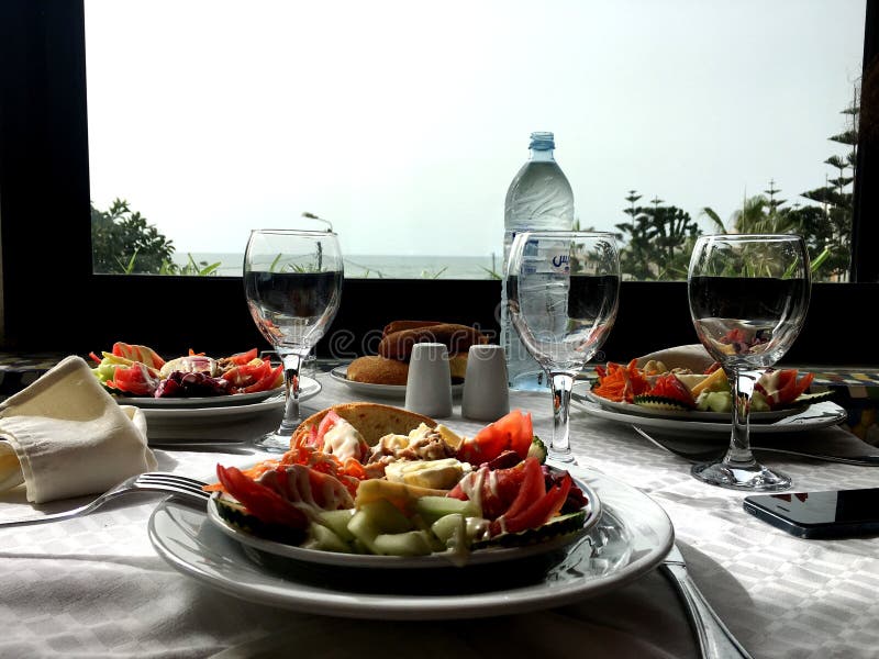 Almuerzo en un restaurante en el océano comida del almuerzo, almuerzo en la playa, imagen de archivo libre de regalías Almuerzo en un restaurante en el océano comida del almuerzo, almuerzo en la playa, imagen de archivo libre de regalías