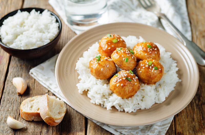 Almôndegas alaranjadas cozidas da galinha com arroz fotografia de stock Almôndegas alaranjadas cozidas da galinha com arroz fotografia de stock