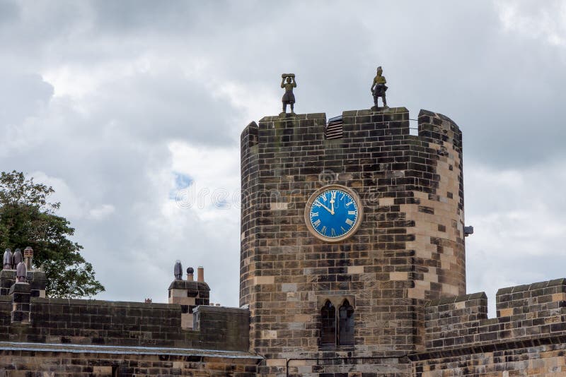 ALNWICK, NORTHUMBERLAND/UK - 19 DE AGOSTO: Vista del castillo en A fotografía de archivo libre de regalías ALNWICK, NORTHUMBERLAND/UK - 19 DE AGOSTO: Vista del castillo en A fotografía de archivo libre de regalías