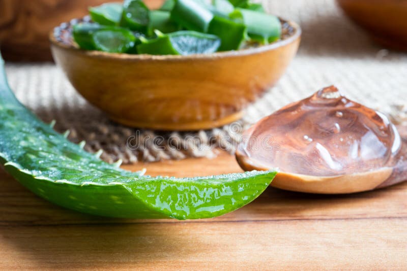 Aloevera-Blatt mit Aloevera-Gel und -scheiben stockfotografie Aloevera-Blatt mit Aloevera-Gel und -scheiben stockfotografie