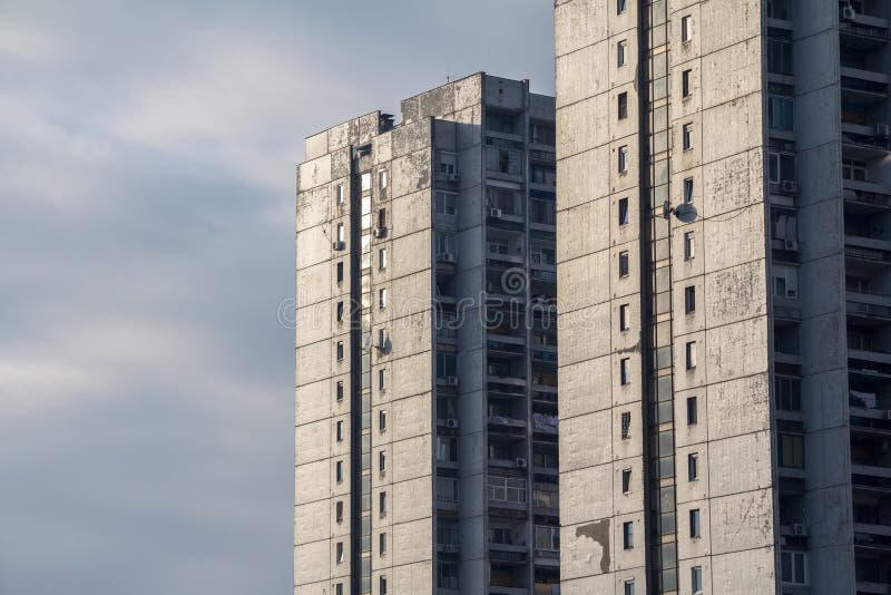 Alojamento comunista de Traditionnal no subúrbio de Belgrado, no bBelgrade novo Estas elevações altas são símbolos da arquitetura imagem de stock royalty free Alojamento comunista de Traditionnal no subúrbio de Belgrado, no bBelgrade novo Estas elevações altas são símbolos da arquitetura imagem de stock royalty free