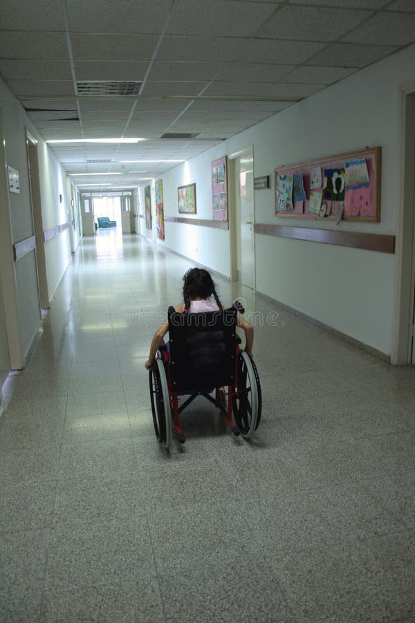Mladé dievča na vozíku v nemocnici.