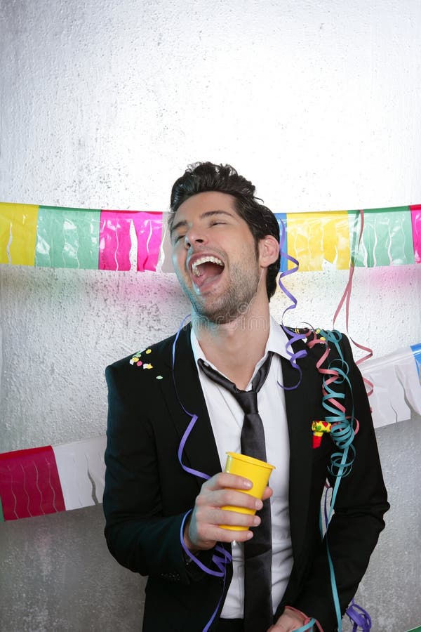 Glad ung man på fest, dricker och njuter ensam arkivfoto
