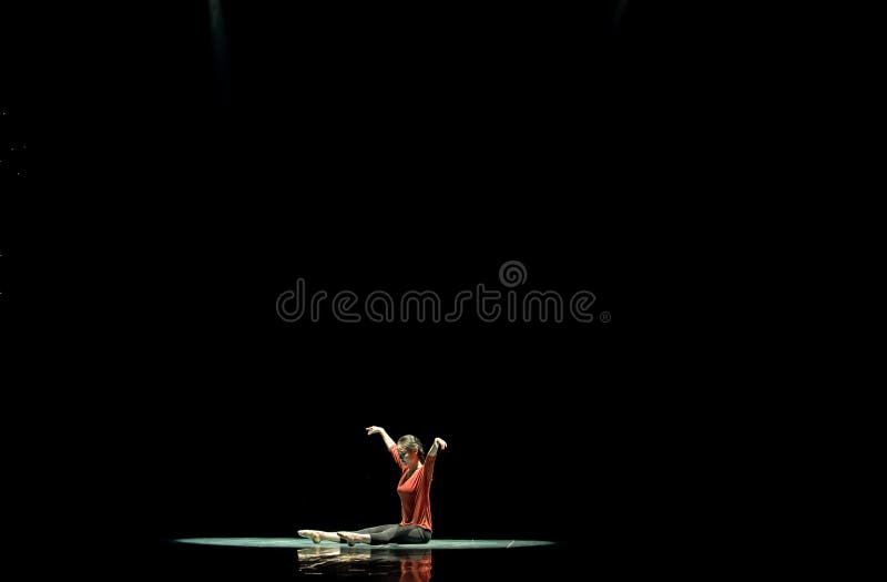 Alone in the shadow of the light-Miss-Modern dance