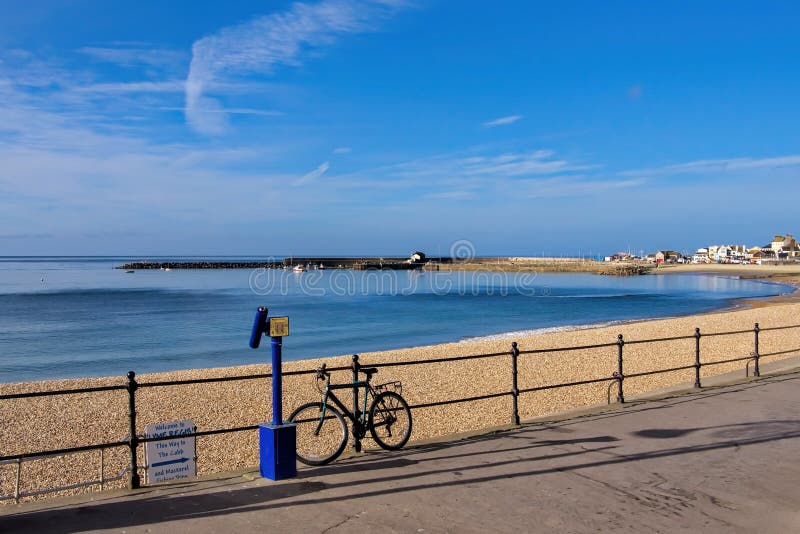 Mit Blick auf eine ruhige Wohnung am Meer Lyme Regis, Dorset, an einem ruhigen morgen im Mai.