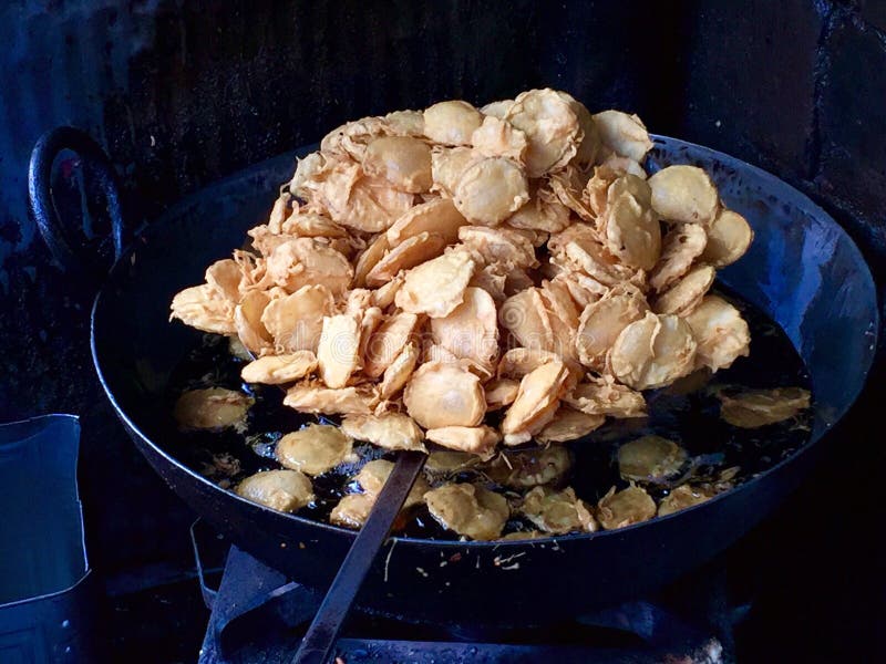 Aloo Bhajji Pakora (buñuelo) de la patata - alimentos de preparación rápida locales de Bombay imagenes de archivo Aloo Bhajji Pakora (buñuelo) de la patata - alimentos de preparación rápida locales de Bombay imagenes de archivo