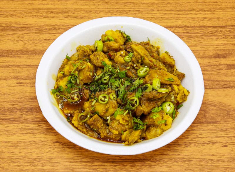 Aloo gobhi servi dans une assiette isolée sur la table vue sur la nourriture épicée indienne et pakistanaise.