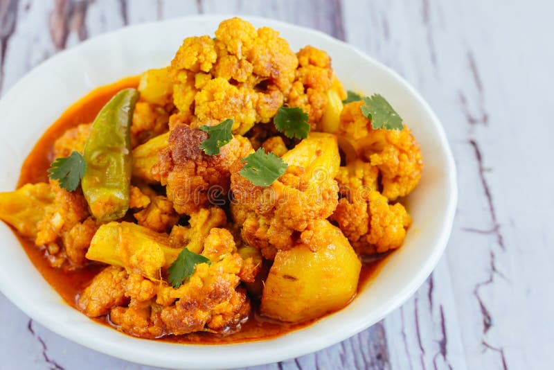 Aloo Gobi/de Kerrie van de Aardappelbloemkool stock foto Aloo Gobi/de Kerrie van de Aardappelbloemkool stock foto