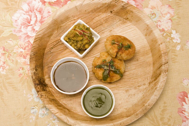 Aloo Tikki ou Fried Potato Balls ou Chaat images libres de droits Aloo Tikki ou Fried Potato Balls ou Chaat images libres de droits