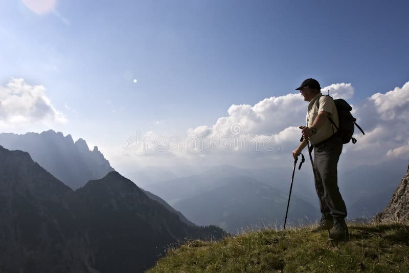 alp изумляя наслаждающся старшием ландшафта hiker стоковые изображения alp изумляя наслаждающся старшием ландшафта hiker стоковые изображения