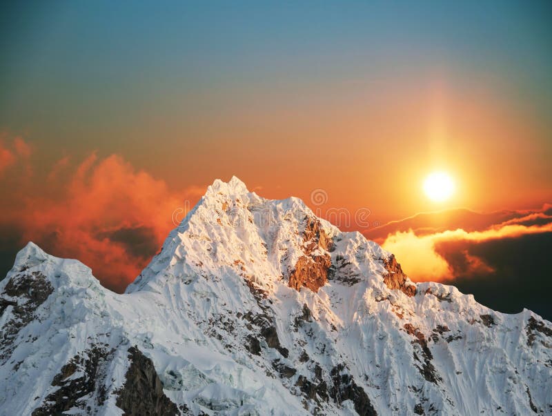 Alpamayo peak on sunset1