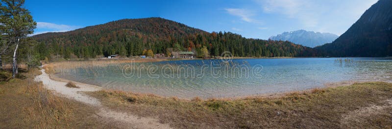 Alpejski jeziorny ferchensee blisko mittenwald w jesieni obraz royalty free Alpejski jeziorny ferchensee blisko mittenwald w jesieni obraz royalty free