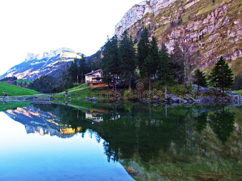 Alpejski jeziorny Seealpsee w Alpstein pasmie górskim w Appenzellerland regionie i zdjęcia royalty free Alpejski jeziorny Seealpsee w Alpstein pasmie górskim w Appenzellerland regionie i zdjęcia royalty free