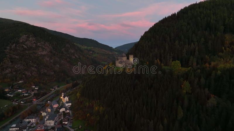 Alpen oostenrijk oktober 2022 : luchtbeeld van oostenrijks bergkasteel en dorp in de prachtige vallei. groen