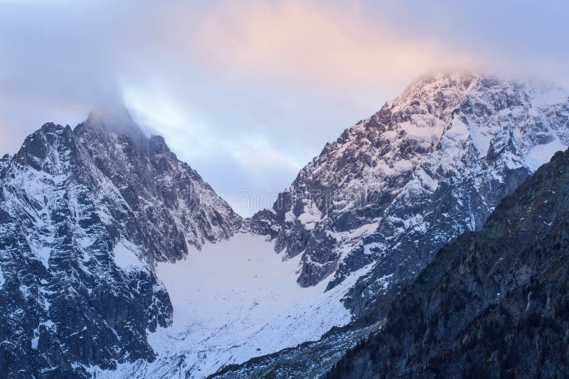 Alpenglow en la montaña imágenes de archivo libres de regalías Alpenglow en la montaña imágenes de archivo libres de regalías