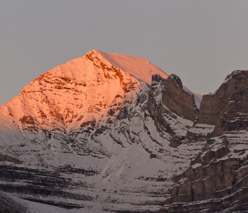 Alpenglow hermoso en los Rockies canadienses imagen de archivo libre de regalías Alpenglow hermoso en los Rockies canadienses imagen de archivo libre de regalías