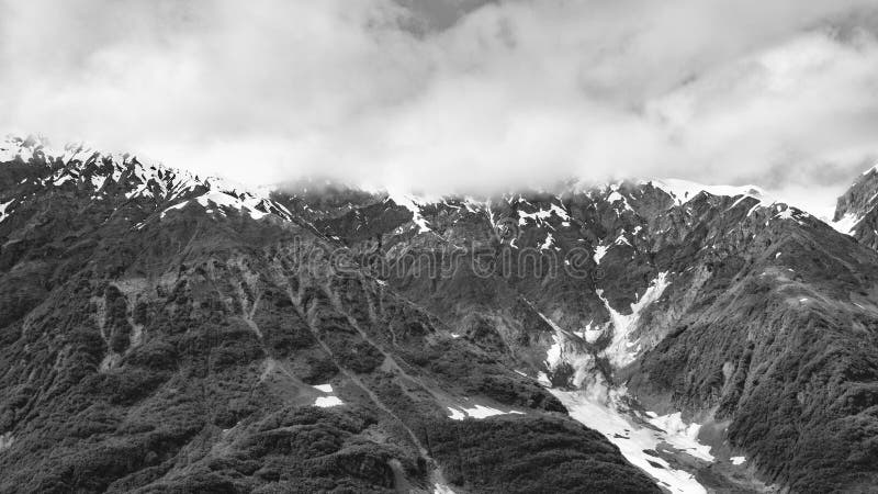 Alpenlandschaft an der Bergküste. perfekte Aussicht. Bergkulisse. lizenzfreies stockfoto