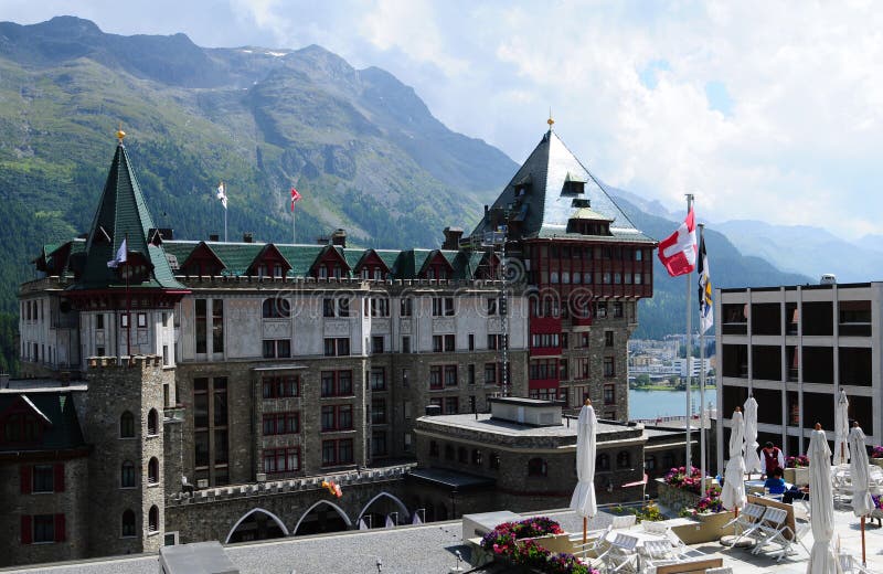 Alpes suisses : L'hôtel légendaire de palais de Badrutt à St Moritz photographie stock libre de droits Alpes suisses : L'hôtel légendaire de palais de Badrutt à St Moritz photographie stock libre de droits
