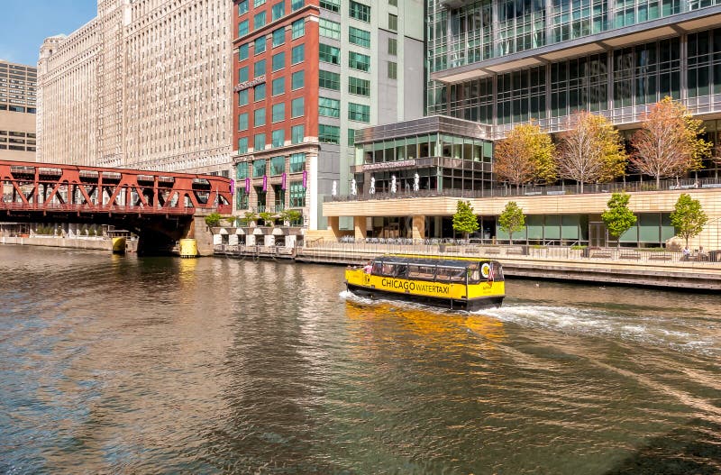Alpha- het Water de Taxi van Chicago vervoert passagiers langs de Rivier van Chicago in de dag royalty-vrije stock fotografie Alpha- het Water de Taxi van Chicago vervoert passagiers langs de Rivier van Chicago in de dag royalty-vrije stock fotografie