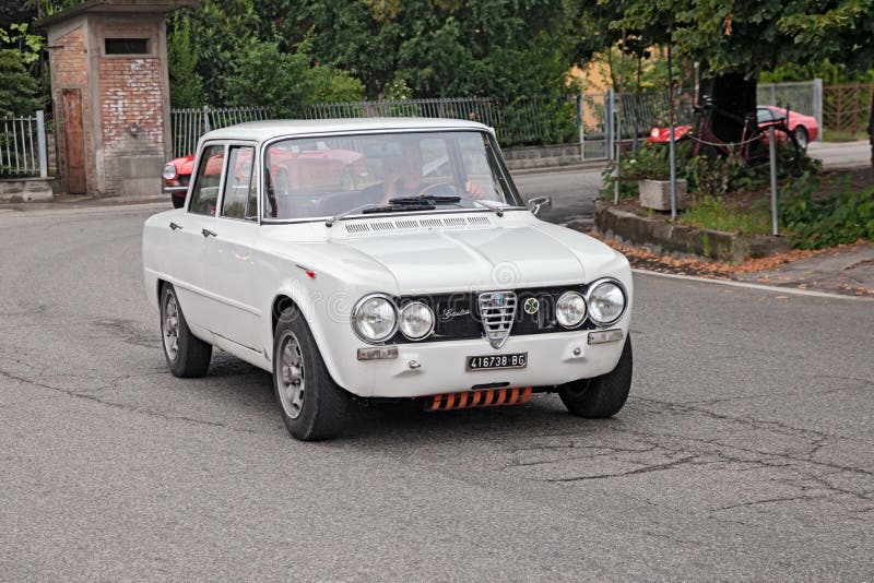 Alpha italien romeo Giulia de voiture de vintage photographie stock Alpha italien romeo Giulia de voiture de vintage photographie stock