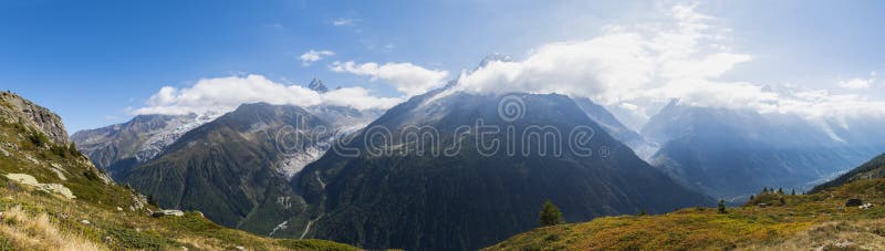 Alpi francesi con Mont Blanc fotografia stock libera da diritti Alpi francesi con Mont Blanc fotografia stock libera da diritti