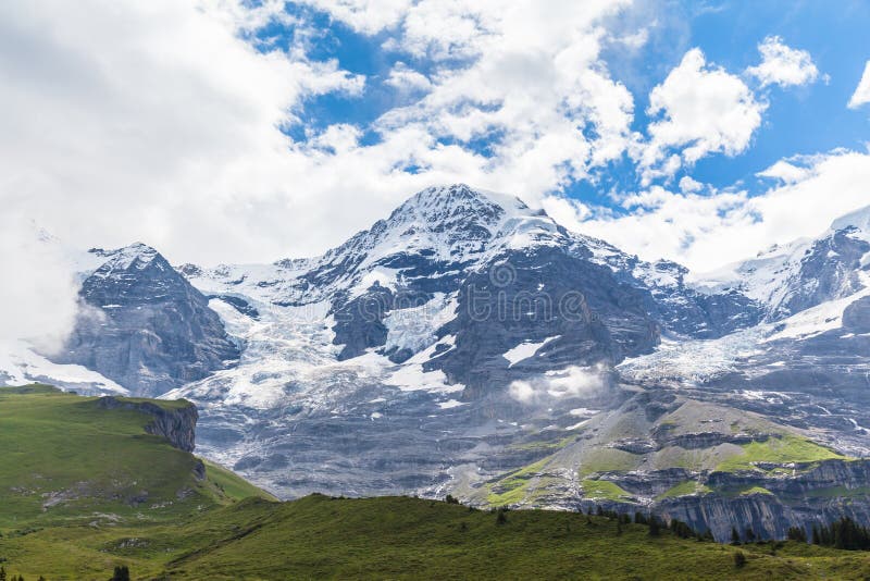 Alpi su Bernese Oberland fotografia stock libera da diritti Alpi su Bernese Oberland fotografia stock libera da diritti