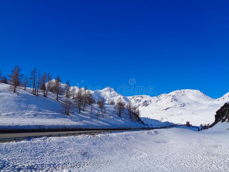 alpi svizzere con le montagne e la via nevose fotografia stock alpi svizzere con le montagne e la via nevose fotografia stock
