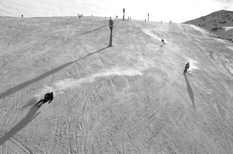 Alpi svizzere: Sciare sulla neve artificiale dovuta al cambiamento climatico globale a Parsenn, sopra Davos City immagini stock Alpi svizzere: Sciare sulla neve artificiale dovuta al cambiamento climatico globale a Parsenn, sopra Davos City immagini stock