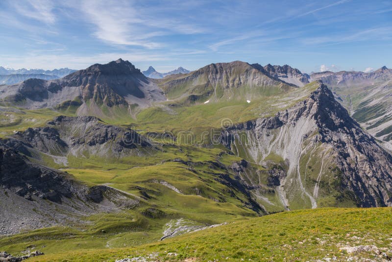 Alpien berglandschap dichtbij Arosa met Valbellahorn in de zomer royalty-vrije stock afbeelding Alpien berglandschap dichtbij Arosa met Valbellahorn in de zomer royalty-vrije stock afbeelding