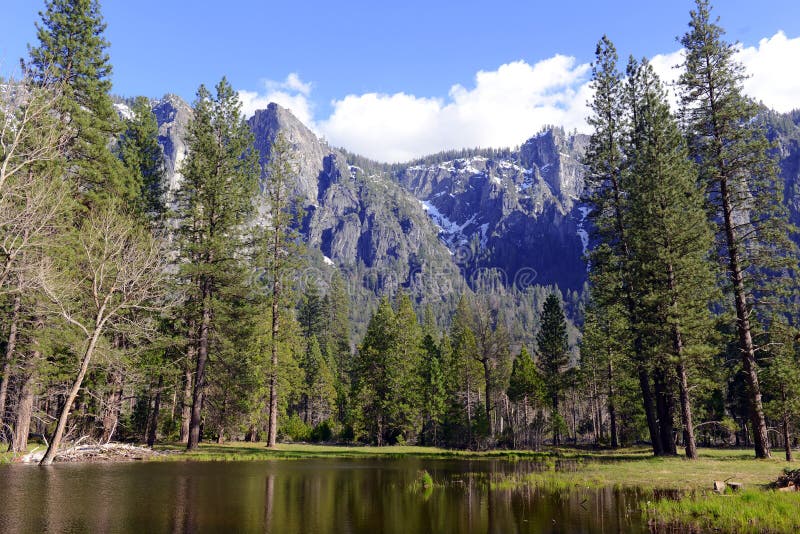 Alpin plats i den Yosemite nationalparken, toppig bergskedja Nevada Mountains, Kalifornien royaltyfri bild Alpin plats i den Yosemite nationalparken, toppig bergskedja Nevada Mountains, Kalifornien royaltyfri bild