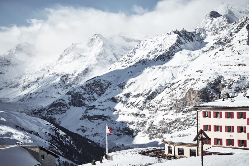 Alpines Haus im Hochgebirge bedeckt durch Wolken lizenzfreie stockfotos Alpines Haus im Hochgebirge bedeckt durch Wolken lizenzfreie stockfotos