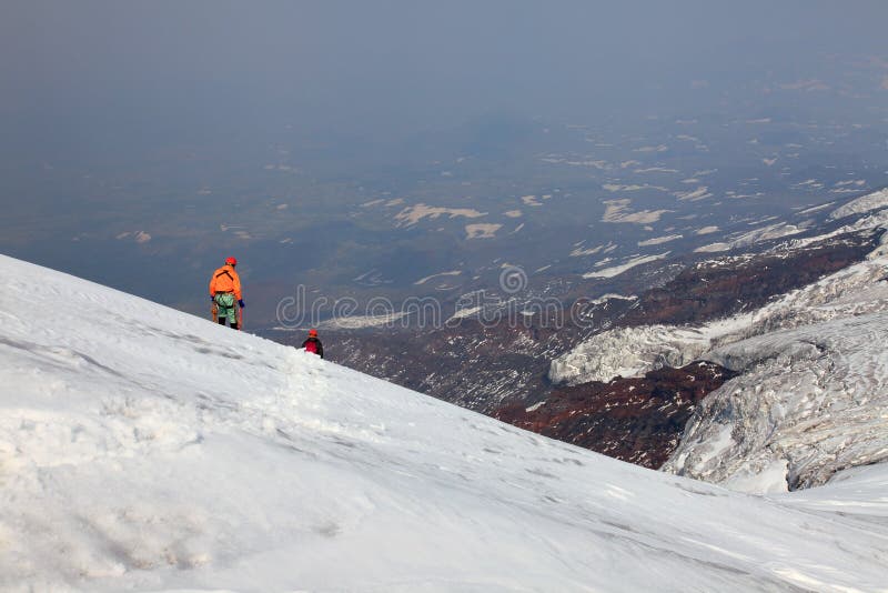 Alpinist auf Vulkan Ostriy Tolbachik. lizenzfreies stockbild Alpinist auf Vulkan Ostriy Tolbachik. lizenzfreies stockbild