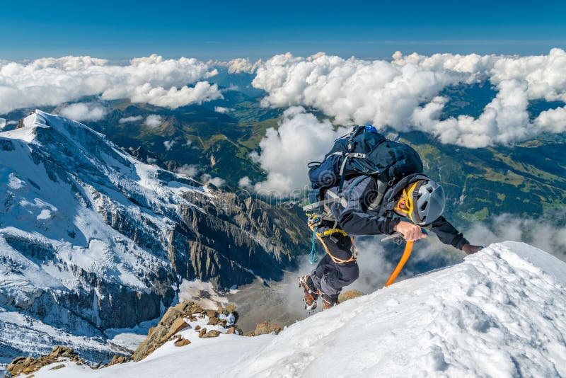 Alpinista estremo nell'elevata altitudine sulla sommità della montagna di Aiguille de Bionnassay, massiccio di Mont Blanc, alpi