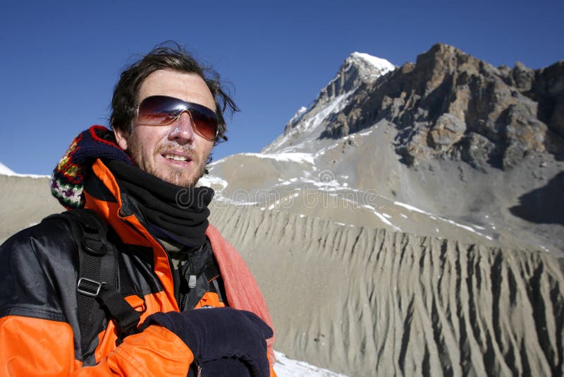 Alpiniste admirant la vue photo libre de droits Alpiniste admirant la vue photo libre de droits