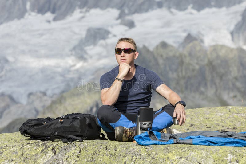 Alpinisten mediterar enligt betydelsen av liv