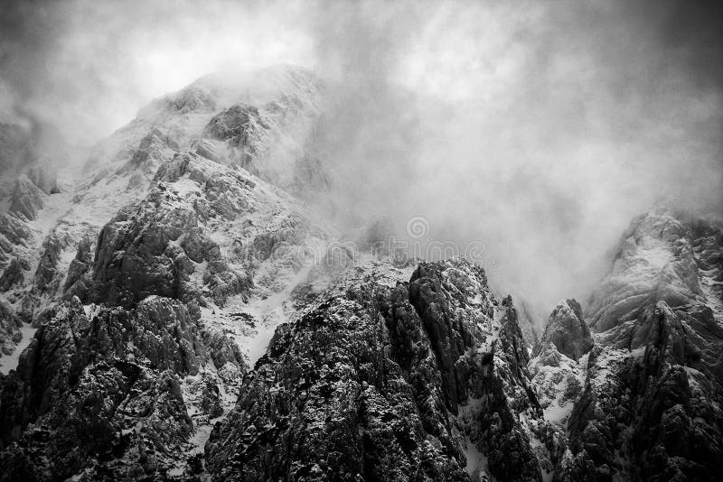 Alpint vinterlandskap i Transylvanian fjällängar fotografering för bildbyråer Alpint vinterlandskap i Transylvanian fjällängar fotografering för bildbyråer
