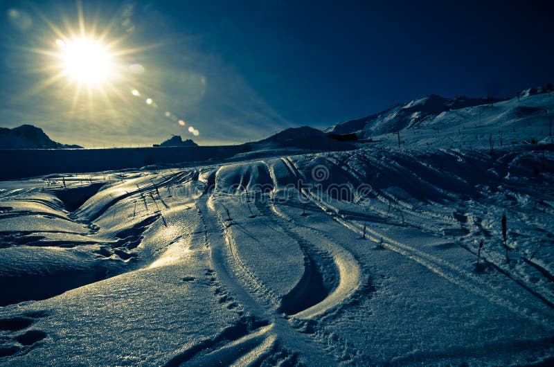 Alpes fotografiado fuerte iluminar desde el fondo tono.