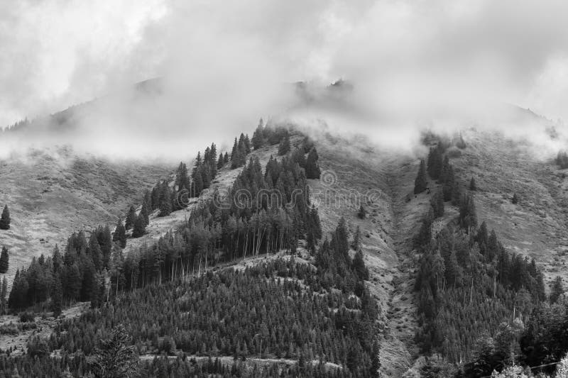 Alpy v oblacích, černá a bílá