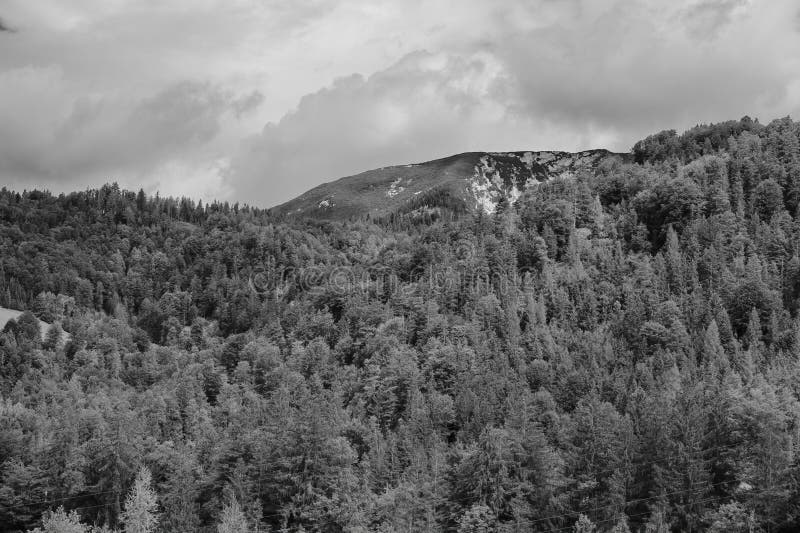 Alpy v oblacích, černá a bílá