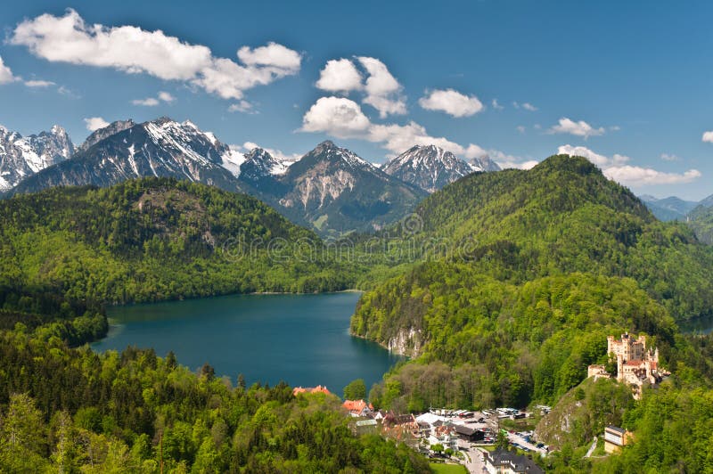 Alpsee See und Hohenschwangau Schloss stockfoto Alpsee See und Hohenschwangau Schloss stockfoto