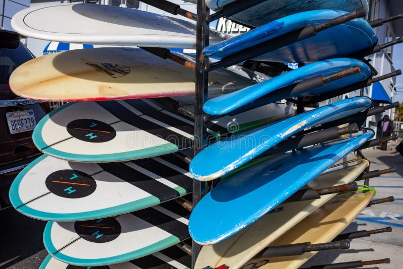 Alquiler De Tablas De Surf En Un Rack Foto de archivo editorial