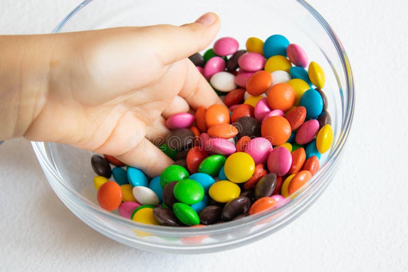 Alrededor, caramelos multicolores Primer del caramelo, en un envase de cristal imagen de archivo libre de regalías Alrededor, caramelos multicolores Primer del caramelo, en un envase de cristal imagen de archivo libre de regalías