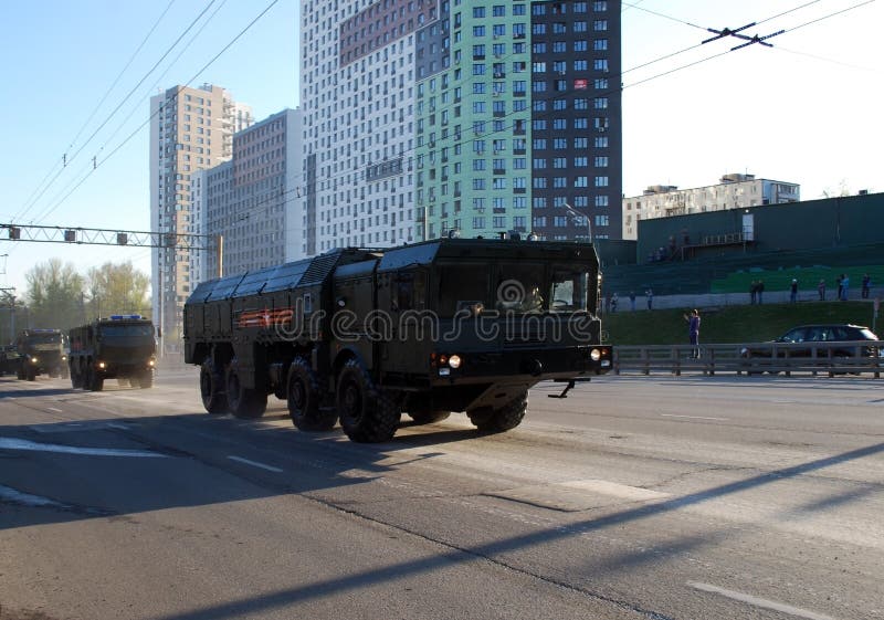Moscú Rusia 3 de mayo de 2017 El ensayo del desfile de Victory Day para el 9 de mayo Alrededor de la ciudad el sistema de misiles operativo y táctico de OTRK ‘Iskander M ‘va