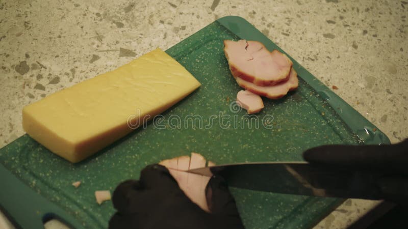 Als junger Küchenchef jede Stufe der Herstellung von leckeren Waffeln aus Belgien präsentiert. vom Abseifen von Mehl bis zur Zuber stock footage