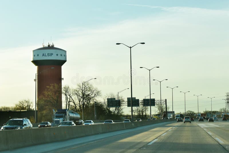 Alsip-Wasserturm mit Verkehr stockfoto Alsip-Wasserturm mit Verkehr stockfoto