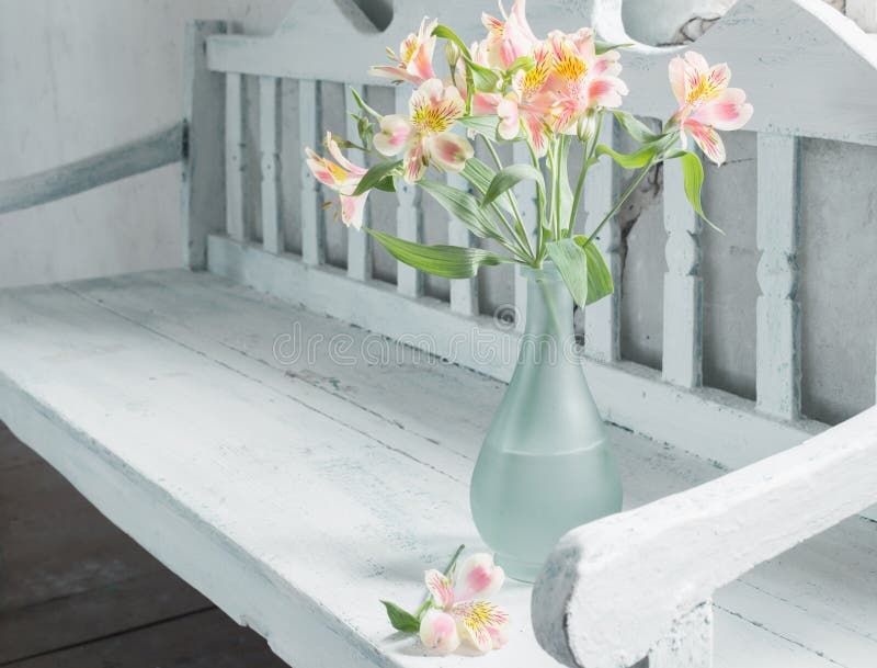 Alstroemeria in vase on wooden bench royalty free stock photography Alstroemeria in vase on wooden bench royalty free stock photography