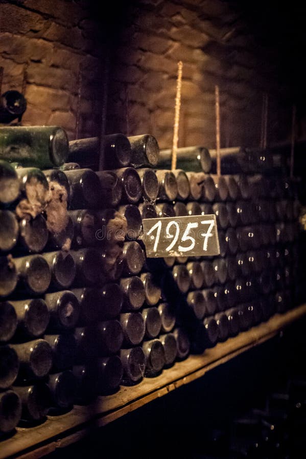 Alt und Dusty Wine Bottles lizenzfreies stockbild Alt und Dusty Wine Bottles lizenzfreies stockbild