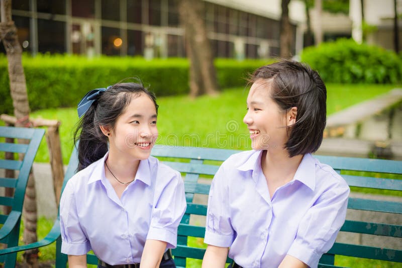 Alta charla tailandesa asiática linda de los pares del estudiante de las colegialas fotografía de archivo Alta charla tailandesa asiática linda de los pares del estudiante de las colegialas fotografía de archivo