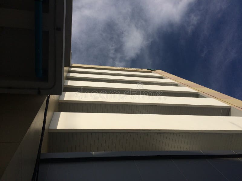 Alta costruzione con il cielo blu fotografia stock Alta costruzione con il cielo blu fotografia stock