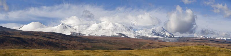 Altai, meseta de Ukok Puesta del sol hermosa con las montañas en el fondo Otoño de los picos nevados Viaje a través de Rusia, Alt fotos de archivo libres de regalías Altai, meseta de Ukok Puesta del sol hermosa con las montañas en el fondo Otoño de los picos nevados Viaje a través de Rusia, Alt fotos de archivo libres de regalías